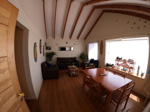 een woonkamer met een tafel en een bank bij My Home in La Serena
