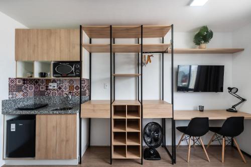 Habitación con cama elevada y escritorio. en MV14 - Studio Próximo à Estação Brás: Conforto Garantido, en São Paulo