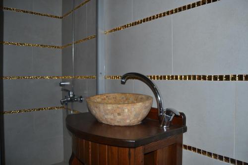 a bathroom with a bowl sink and a shower at Villa Özdilek in Sapanca