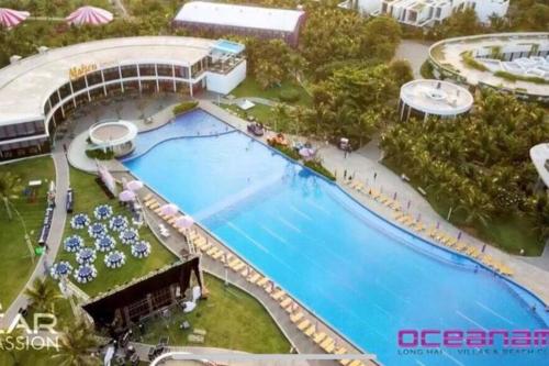 une vue aérienne d'une piscine dans un complexe hôtelier dans l'établissement Oceanami Resort - Bali Villa 4Bedrooms, 400m2, BBQ, à Long Hải