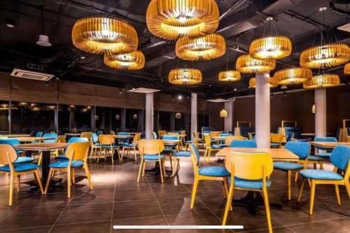 une salle à manger avec tables, chaises et lustres dans l'établissement Oceanami Resort - Bali Villa 4Bedrooms, 400m2, BBQ, à Long Hải