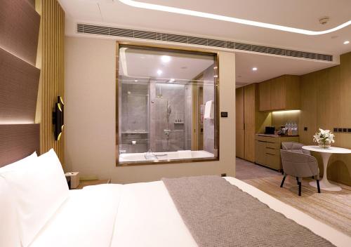 香港Oasis Aurum 181 Hotel的酒店客房设有一张大床和一间浴室。