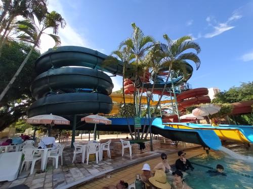 un grupo de personas sentadas en una piscina en un parque acuático en Spazzio Diroma Acqua e Splash Caldas novas, GRATIS PARK, en Caldas Novas