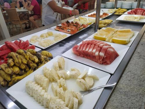 un buffet con molti diversi tipi di cibo su piatti di Spazzio Diroma Acqua e Splash Caldas novas, GRATIS PARK a Caldas Novas