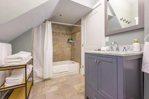 Ванна кімната в Upgraded Home with 5 BR 4 Bath 4 FREE gated parking space, Family,EV,RV friendly