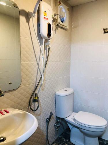 a bathroom with a toilet and a sink at กอบสุข รีสอร์ท2 k12 in Ban Ton Liang