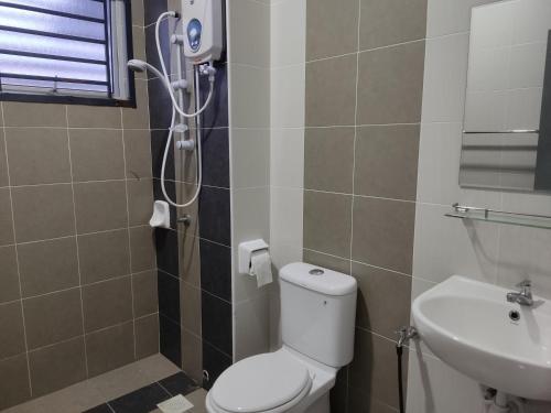 La salle de bains est pourvue d'une douche, de toilettes et d'un lavabo. dans l'établissement HK68 Desaru homestay, à Kangkar Chemaran