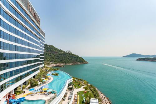 - Vistas al océano desde el lateral del complejo en The Fullerton Ocean Park Hotel Hong Kong en Hong Kong