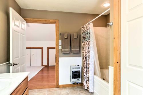 uma cozinha com uma porta aberta para uma cozinha com um fogão em Cloudcroft Home with Spacious Stargazing Deck! em Cloudcroft