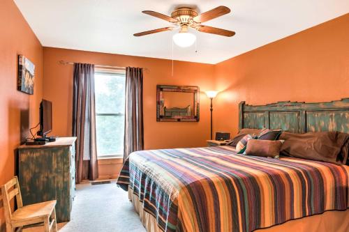 een slaapkamer met een bed en een plafondventilator bij Cloudcroft Home with Spacious Stargazing Deck! in Cloudcroft