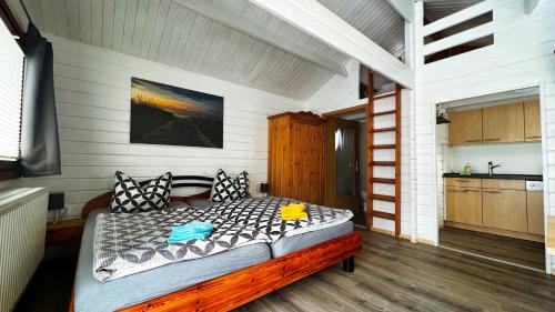 een slaapkamer met een groot bed in een huis bij Ferienhaus Seepferdchen in Göhren
