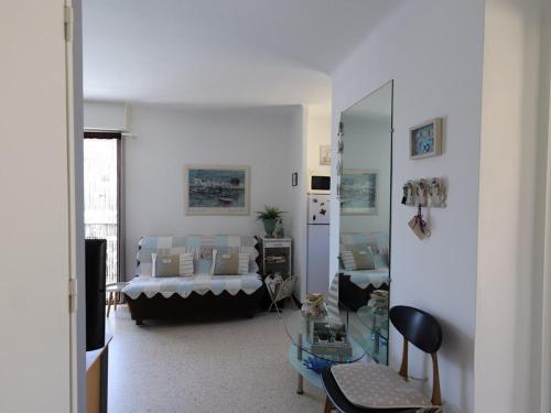 a living room with a bed and a mirror at Appartement Palavas-les-Flots, 2 pièces, 4 personnes - FR-1-559-3 in Palavas-les-Flots