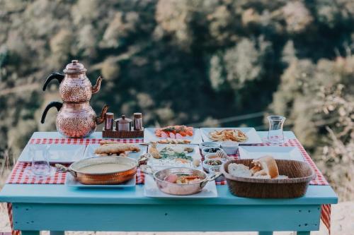 uma mesa de piquenique com comida e um bule de chá em Hobbitköy giresun em Giresun
