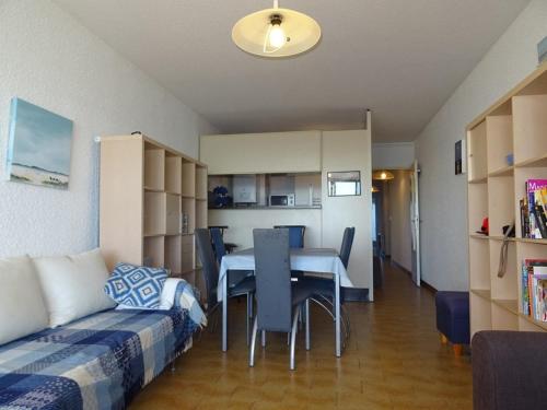 un salon avec une table et un canapé dans l'établissement Bel appartement 7 pers avec parking à Palavas-les-Flots - FR-1-559-7, à Palavas-les-Flots