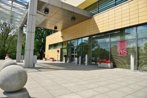 a large building with a large glass facade at Hotel Mercure Toruń Centrum in Toruń
