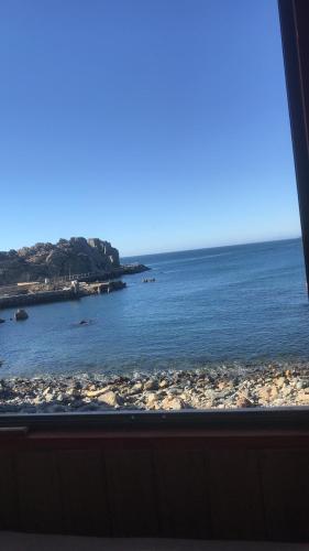 a view of the ocean from a window at Casa Caleta Vieja Pichidangui in Los Vilos