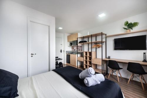 1 dormitorio con 1 cama con toallas en MV15 - Studio Próximo à Estação Brás: Conforto Garantido, en São Paulo