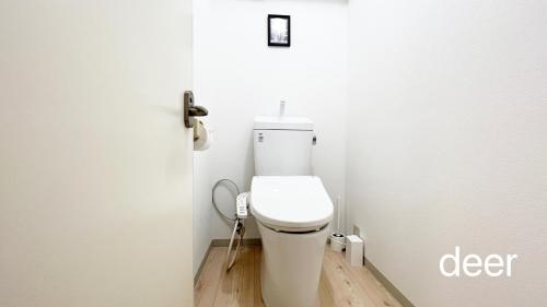 een badkamer met een wit toilet in een kamer bij Maison Milano Nakatsu Apartment in Osaka