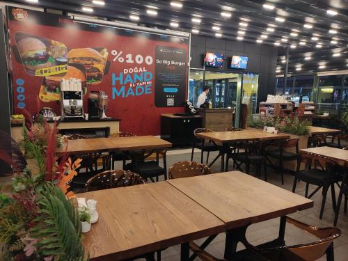 Un restaurante con mesas y sillas y un cartel que dice "comprado hecho a mano". en Kuhla Hotel, en Trabzon