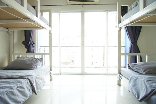 Giường tầng trong phòng chung tại Bedbox Hostel