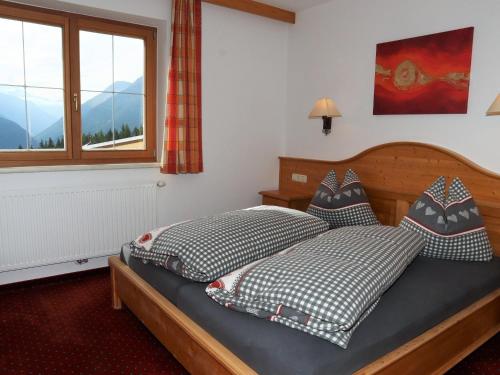 1 Schlafzimmer mit 2 Betten und einem Fenster in der Unterkunft Apartments Filzsteinalm, Hochkrimml in Kirchdorf