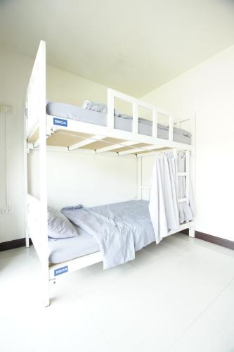 Двох'ярусне ліжко або двоярусні ліжка в номері Bedbox Hostel