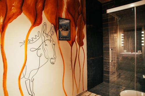 uma casa de banho com uma pintura de um cavalo na parede em Le Relais de la Posterie em Gembloux