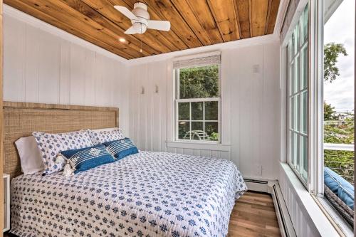 En eller flere senge i et værelse på Charming Bristol Cottage with Private Beach!