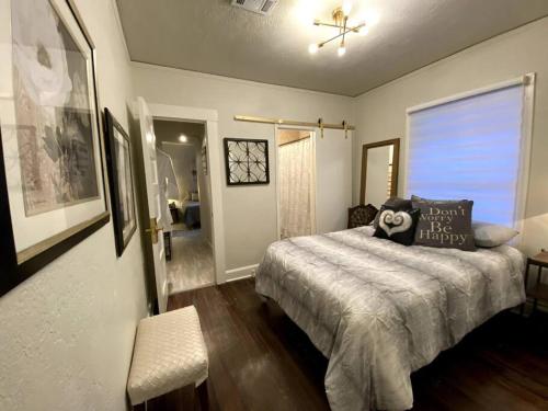 ein Schlafzimmer mit einem Bett mit einem Kissen darauf in der Unterkunft Kentucky Kiss on Scenic Drive in El Paso