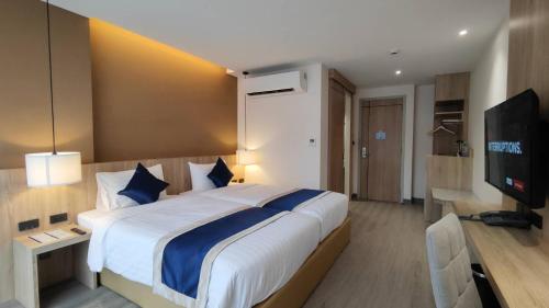 Una televisión o centro de entretenimiento en Hi Chiangmai Hotel