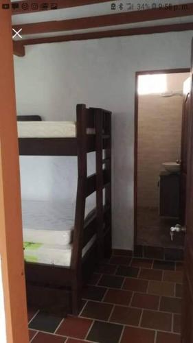 - une chambre avec 2 lits superposés dans l'établissement el buey, à Montebello