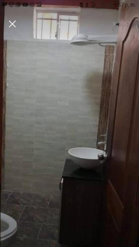 La salle de bains est pourvue d'un lavabo et de toilettes. dans l'établissement el buey, à Montebello