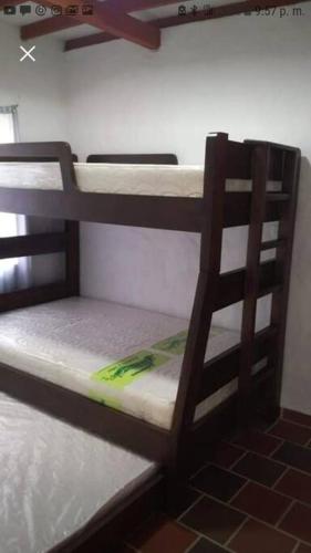 - deux lits superposés dans une chambre dans l'établissement el buey, à Montebello