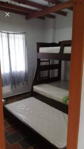Ce dortoir comprend 2 lits superposés et une fenêtre. dans l'établissement el buey, à Montebello