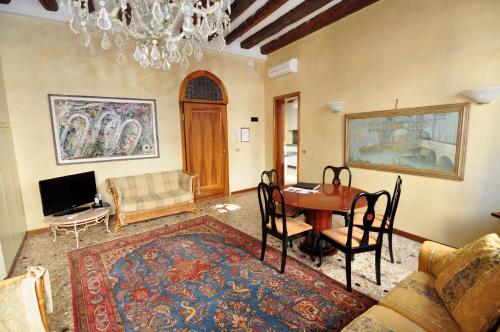 - un salon avec une table et un canapé dans l'établissement Casa Dei Pittori Venice Apartments, à Venise