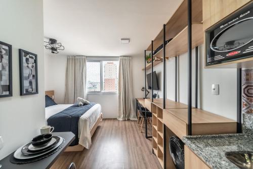 1 dormitorio con 1 cama y TV en una habitación en MV156 - Studio Próximo à Estação Brás: Conforto Garantido, en São Paulo