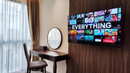 Una televisión o centro de entretenimiento en Hi Chiangmai Hotel
