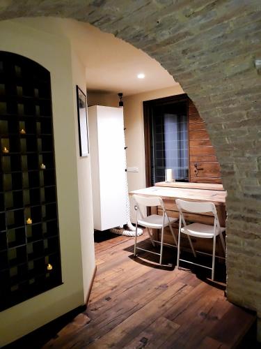 a dining room with a table and white chairs at Incantevole monolocale in Perugia