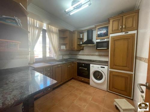 cocina con lavadora y lavadora en Casa Zabalena, en Górliz-Elexalde