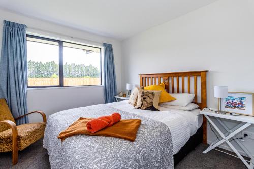 1 dormitorio con cama y ventana en Just like home - Methven, en Methven