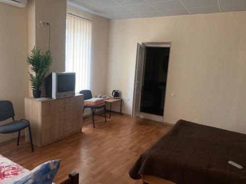 1 dormitorio con cama y vestidor con TV en Apartment on Mira avenue en Izmail