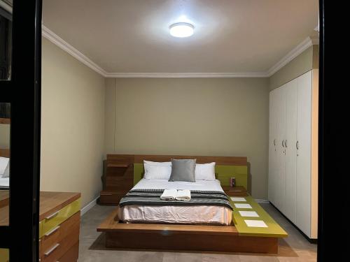 - une chambre avec un lit doté d'un cadre de lit en bois dans l'établissement 39 Harbour View, à Durban