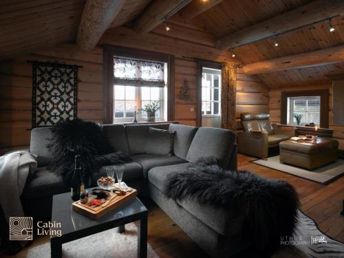 un soggiorno con un divano e un tavolo di Luxury Cabin at Nesfjellet with sauna, bbq, close to ski & golf a Nes i Ådal