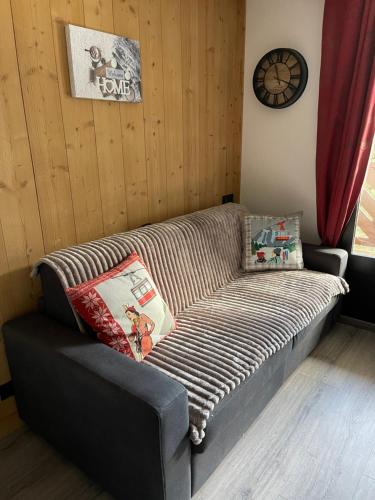 ブール・サン・モーリスにあるAppartement F2 aux Glièresのソファ付きの壁掛け式の客室です。