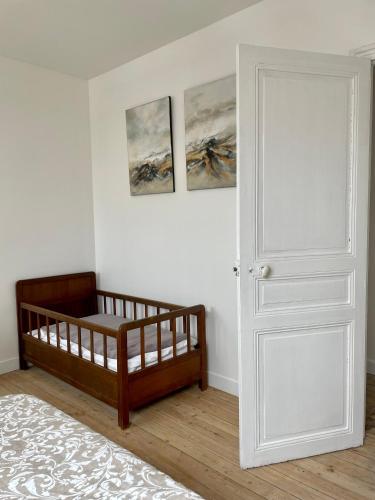 ein Schlafzimmer mit einem Bett und einer weißen Tür in der Unterkunft Le Remède - villa de 180m2 à 3mn de la plage Ault in Ault