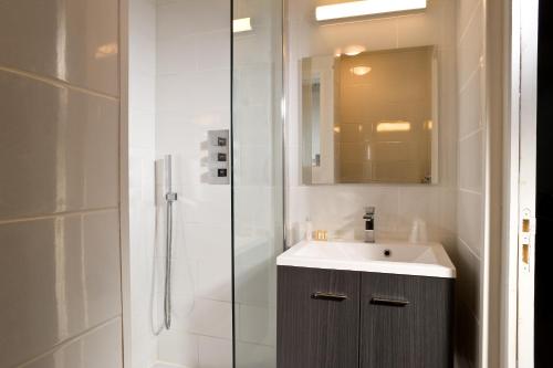 Ett badrum på Madame Vacances - Hôtel Courchevel Olympic