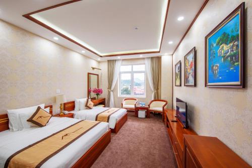 Habitación de hotel con 2 camas y TV en Khách Sạn A1, en Lạng Sơn