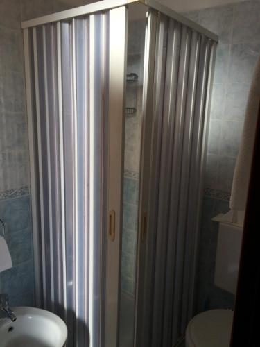フィナーレ・リーグレにあるHotel Coralloのバスルーム(シャワー、洗面台、トイレ付)