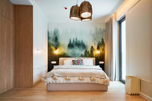 sypialnia z łóżkiem z obrazem na ścianie w obiekcie Apartament Kominek, Jezioro & Las w Olsztynie