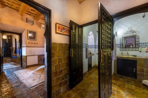 an entrance to a room with doors and a bathroom at Hôtel Riad Dar Daïf in Ouarzazate